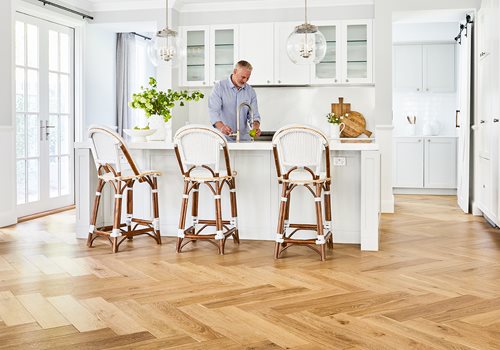 Plantino-Eng-Oak-Boardwalk-Hazel_Kitchen_Talent2_RGB.jpg